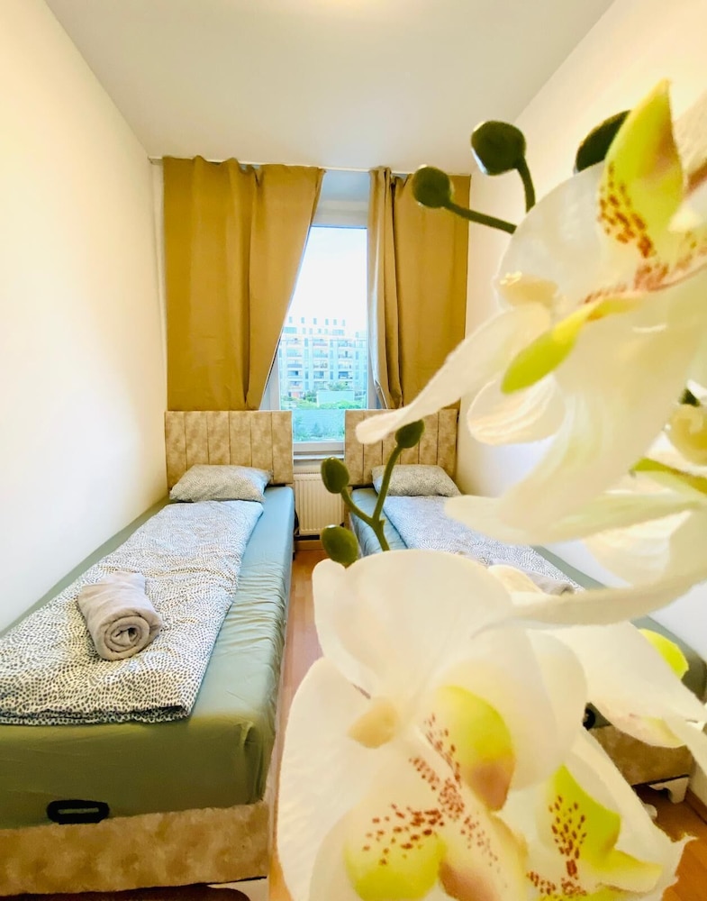 Rooms in Cozy 4BR Shared Apt Central
