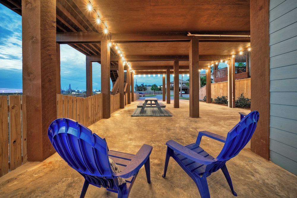 Sleeps 22 2 Homes w/ Private Pool, Game Room, Nature Views 7 BDR Avantstay