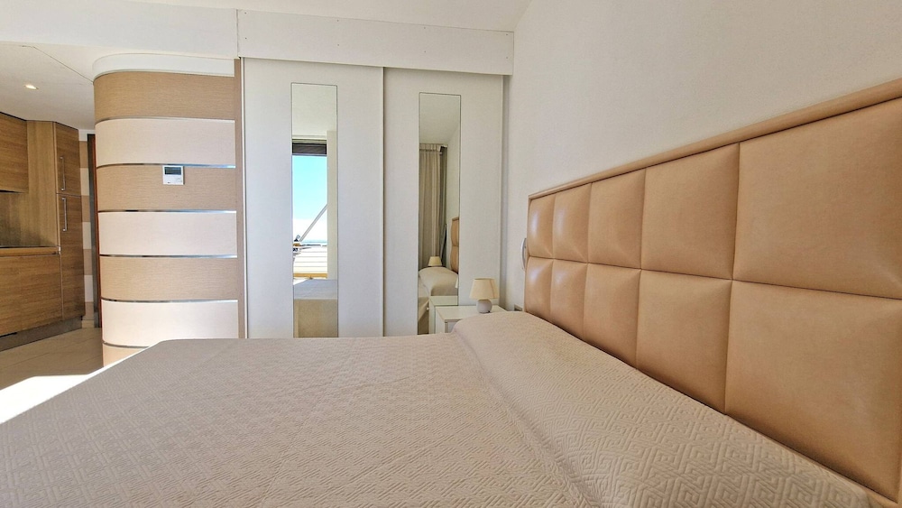 Penthouse Le Vele Sea View 2 Sleeps Air-conditioned