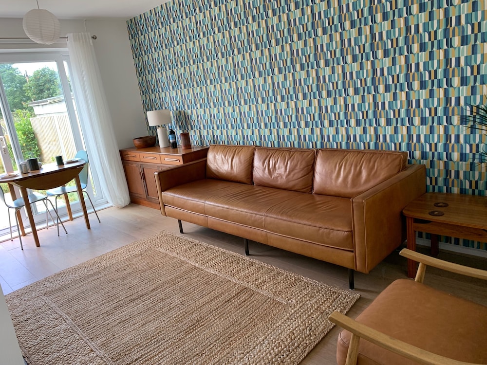 2 Bed-sleeps 4-parking-pets-10 min Walk to Beach