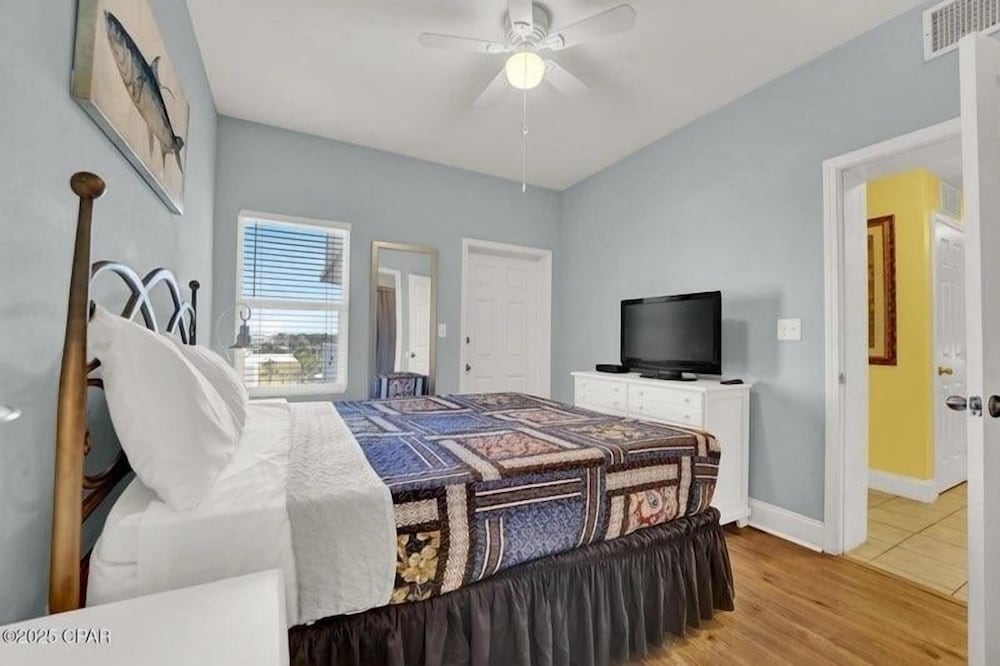Laketown Wharf 338 3 Bedroom Condo