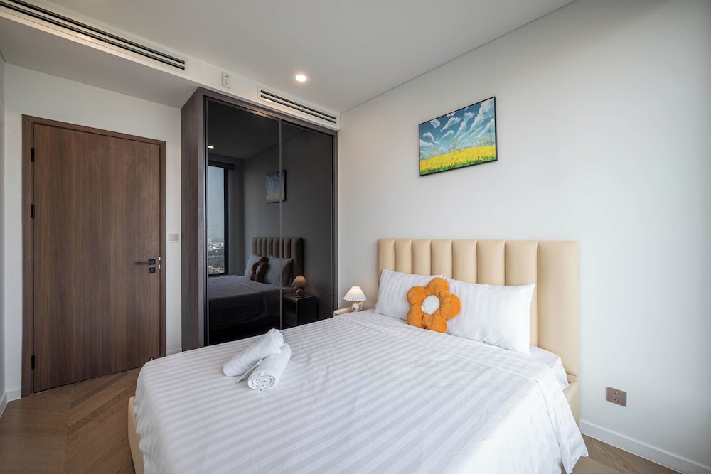 The Lumiere Luxury Citypoint ANGIA
