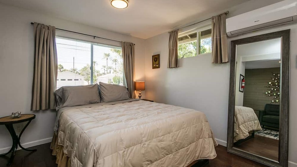 Charming Mid Town Guest House W/private Patio!