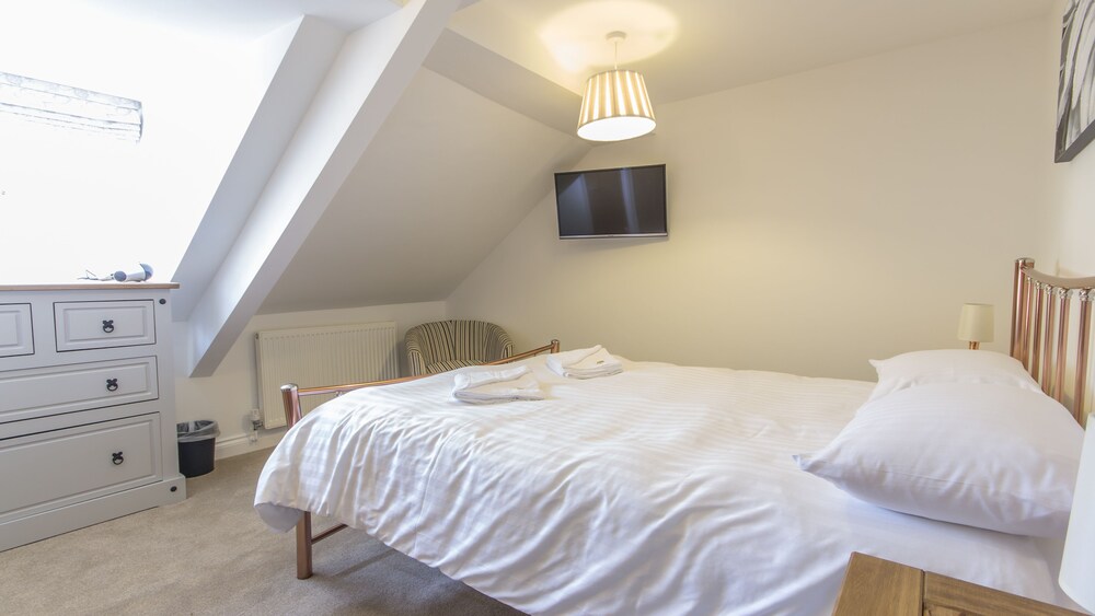 2 Bed- Crow's Nest by Pureserviced view 5