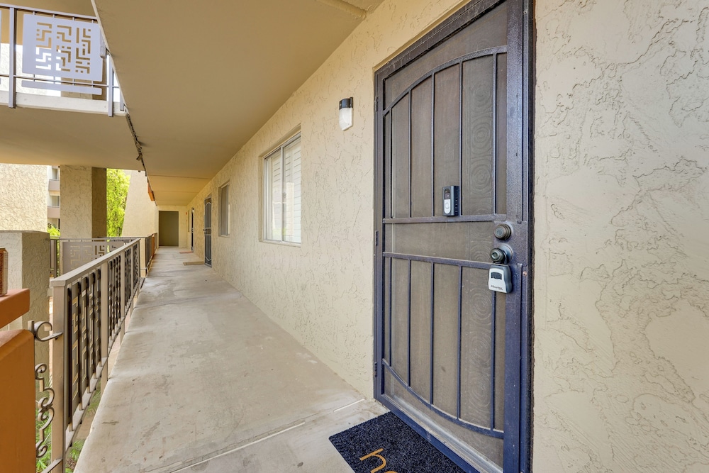Walkable Old Town Scottsdale Condo: Pool & Hot Tub