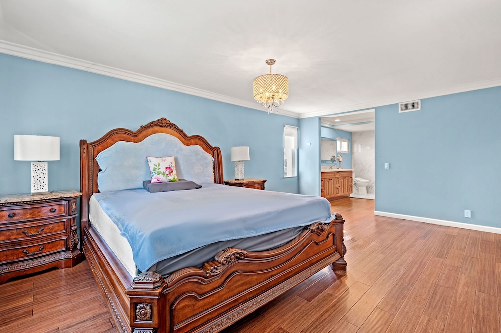 Spacious 4BR Family Retreat w Private Pool