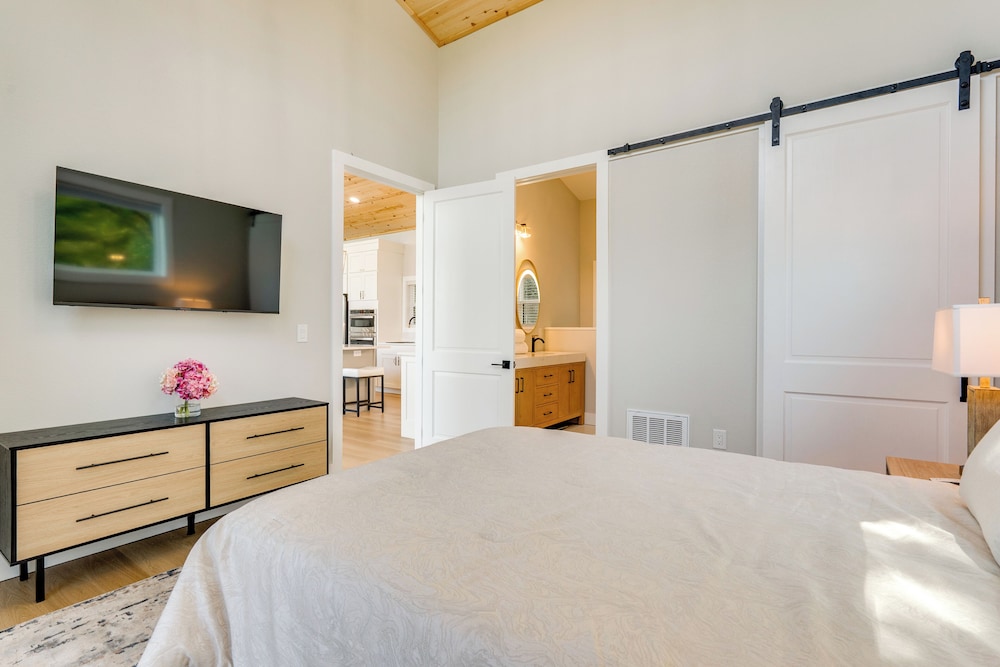 Mtn-view Decks & Fire Pit: Quiet Brasstown Escape