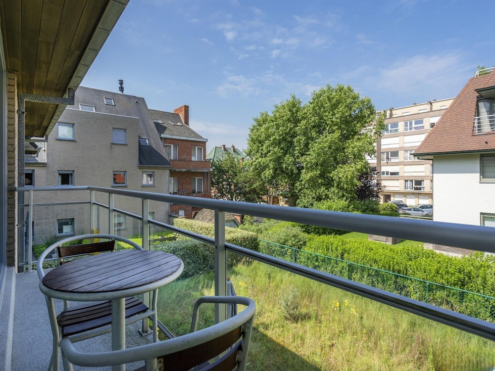 Sunny Flat in Maeterlinck Residence Near Seaside