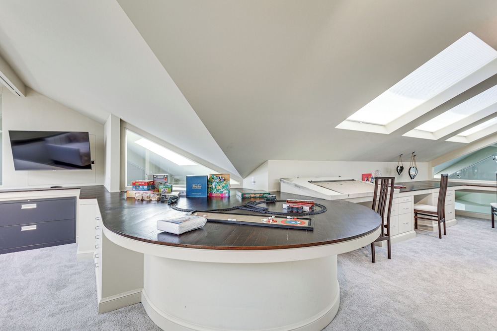 1 Mi to OU! Group Getaway w/ Game Room, Pool