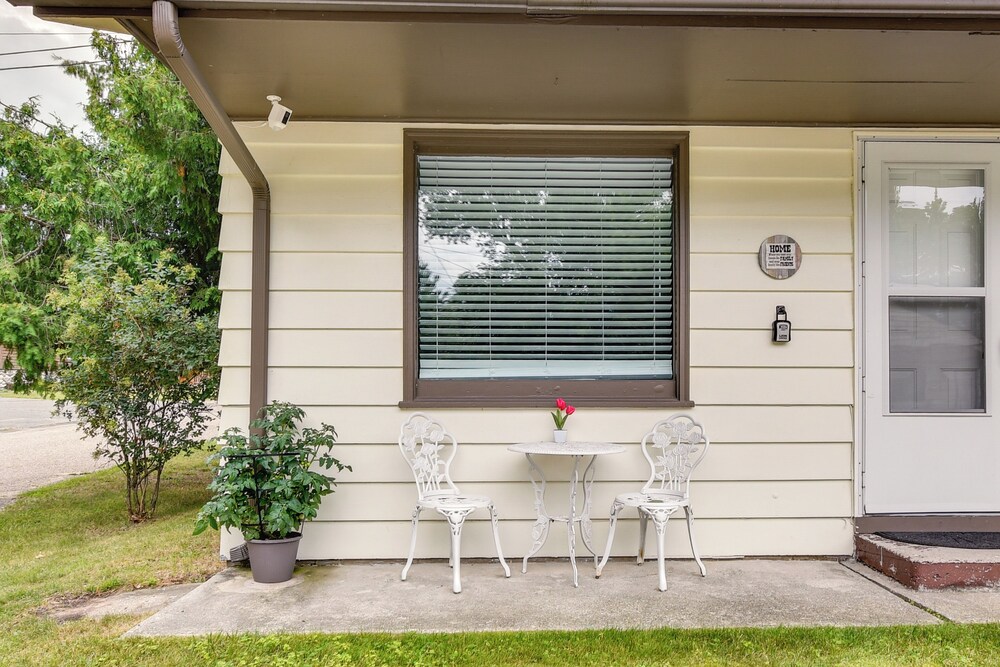 Steps to Water + Boating: Houghton Lake Retreat