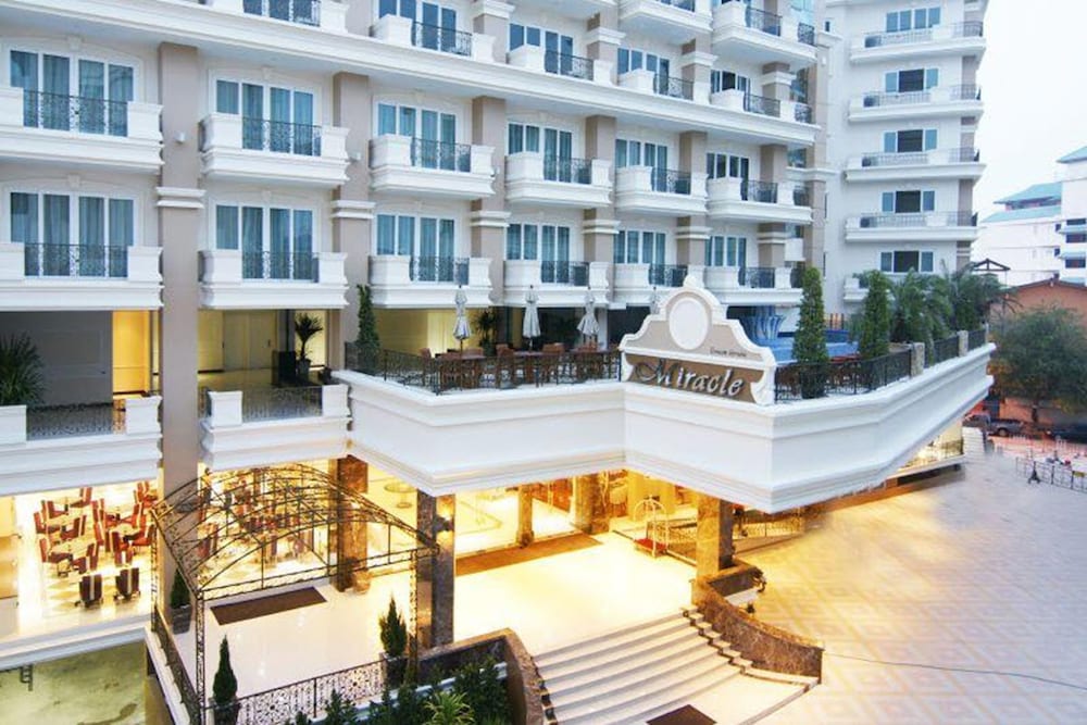 Hotel LK Miracle Suite - Image 1