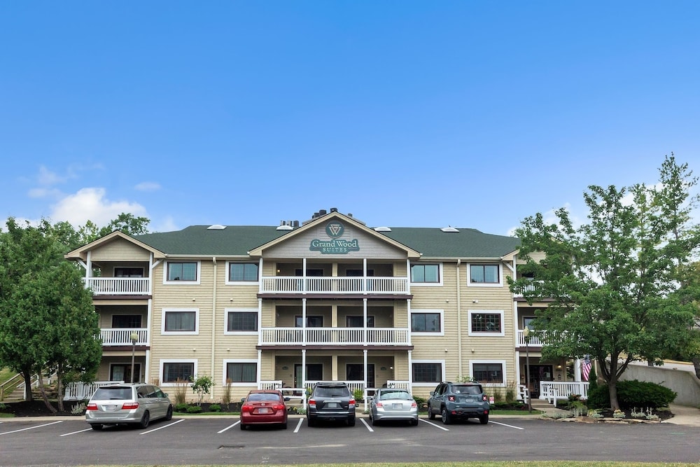 3rd Floor Front Side Corner Penthouse Suite - 304 by Grand Wood Suites