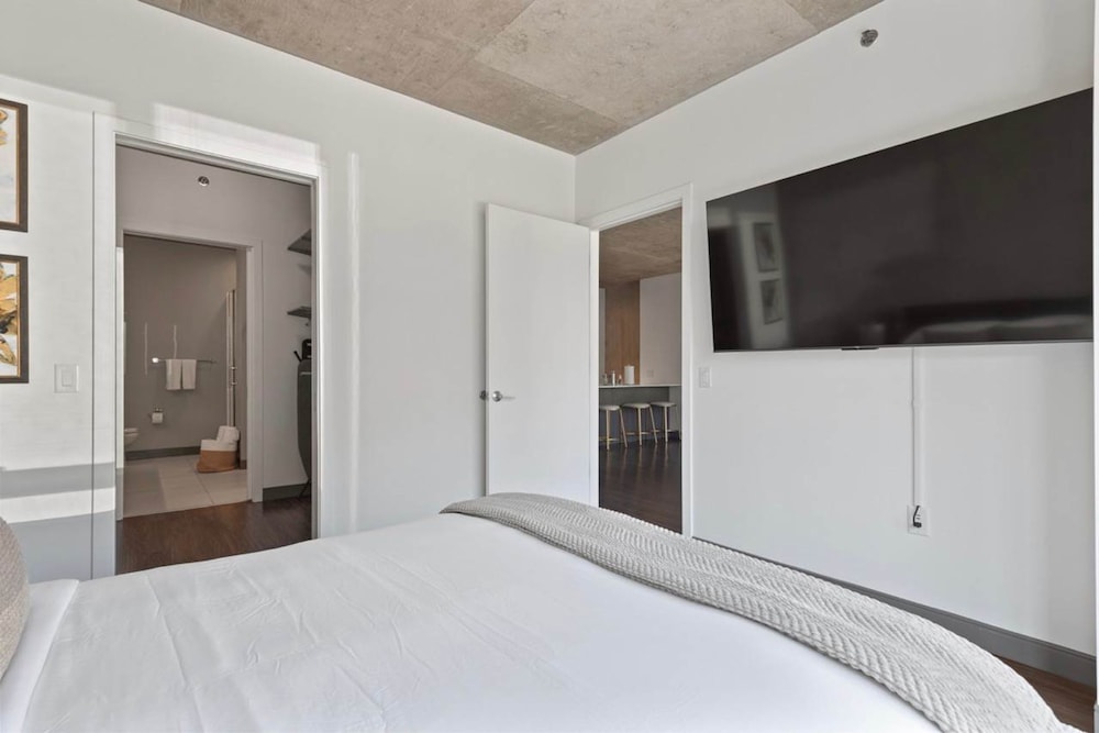 2BR Apt Stunning Views Steps to Michigan Avenue
