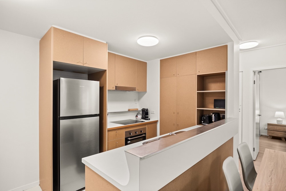 Vibrant 2-bed Apartment With Pool and Gym Access