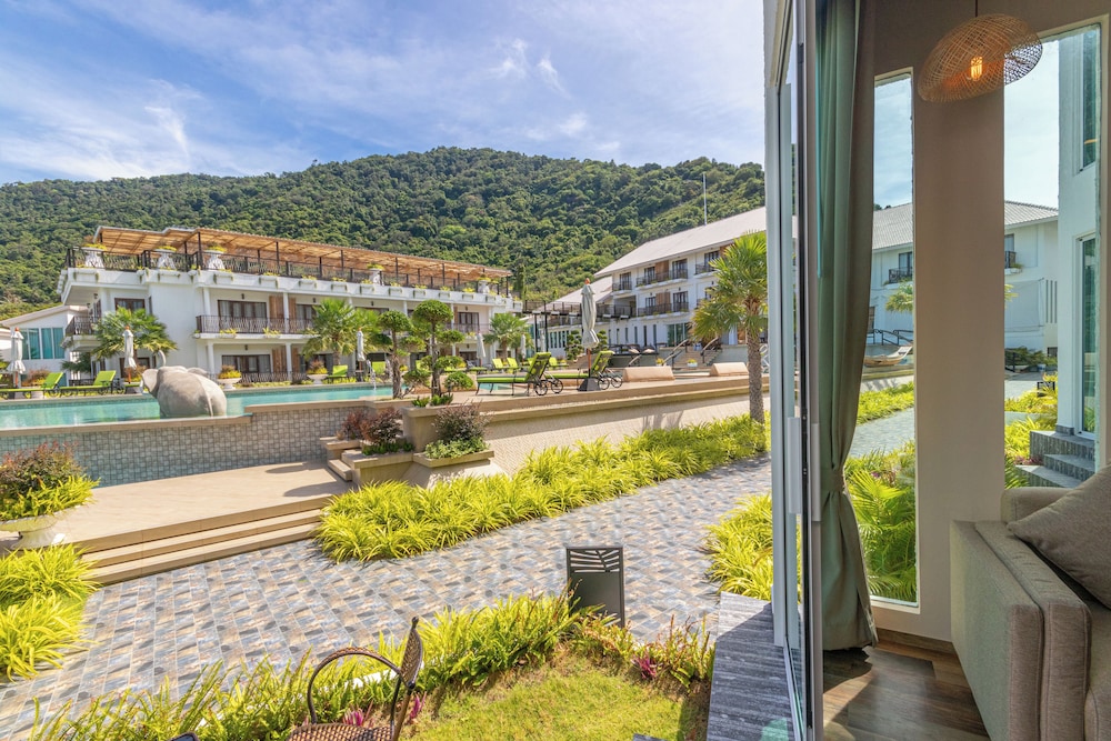 Hotel Vannee Golden Sands Beachfront Resort - Image 1