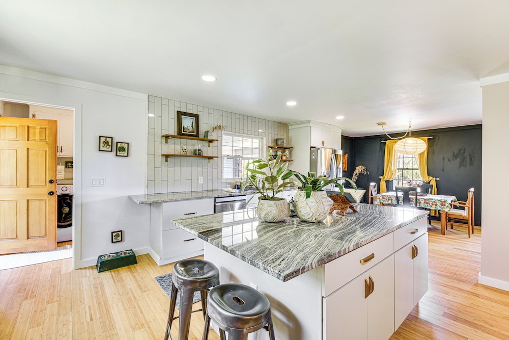 5 Mi to Lake Keowee: Stylish Salem Home w/ Yard!