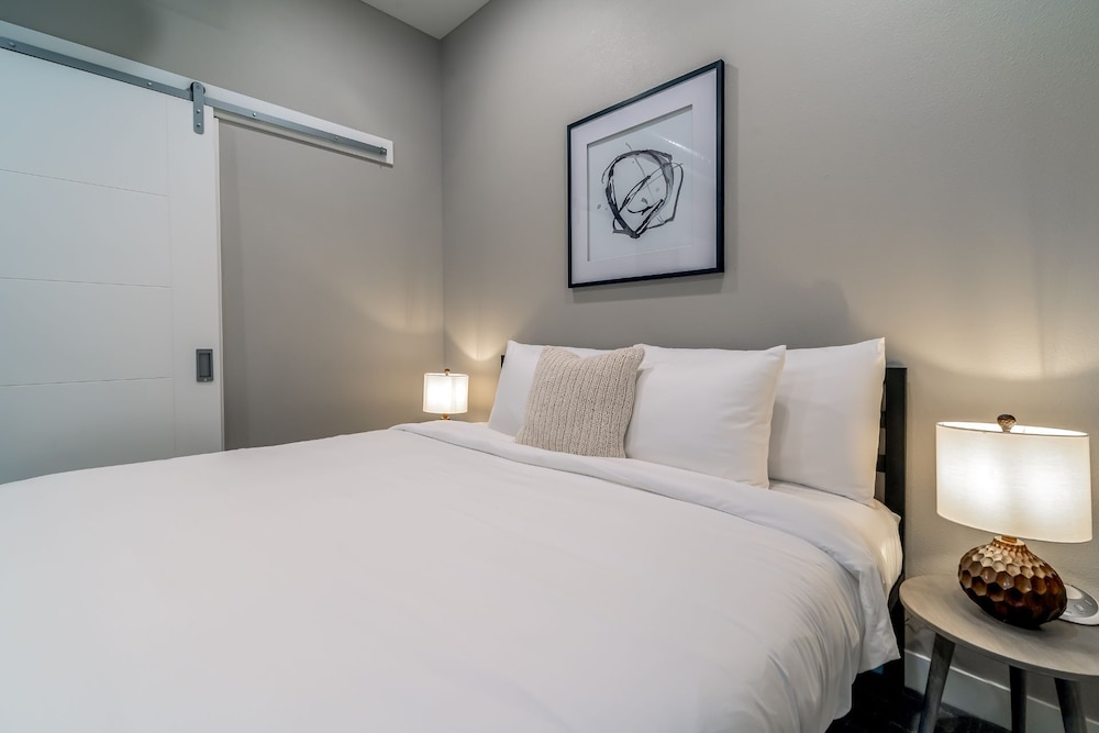 Des Moines Vacations - Des Moines Heavenly 1BD 1BA Downtown Apartment - Property Image 2