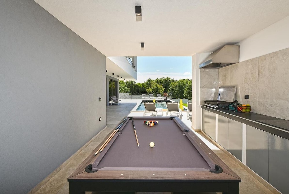 Spacious Villa With Pool and Garden in Stokovci