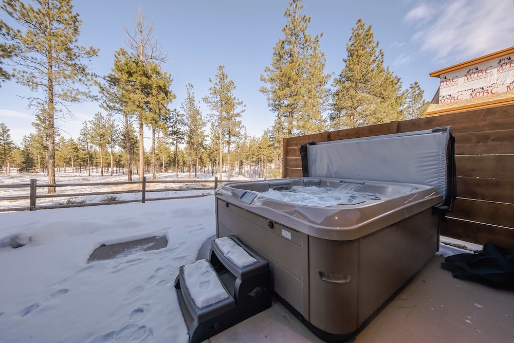 Wilderness Club Nest Modern Cabin Retreat for 9 w/ Hot Tub
