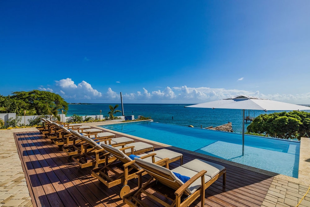 Beachfront Villa w Pool Sleeps 16 Dining Tub