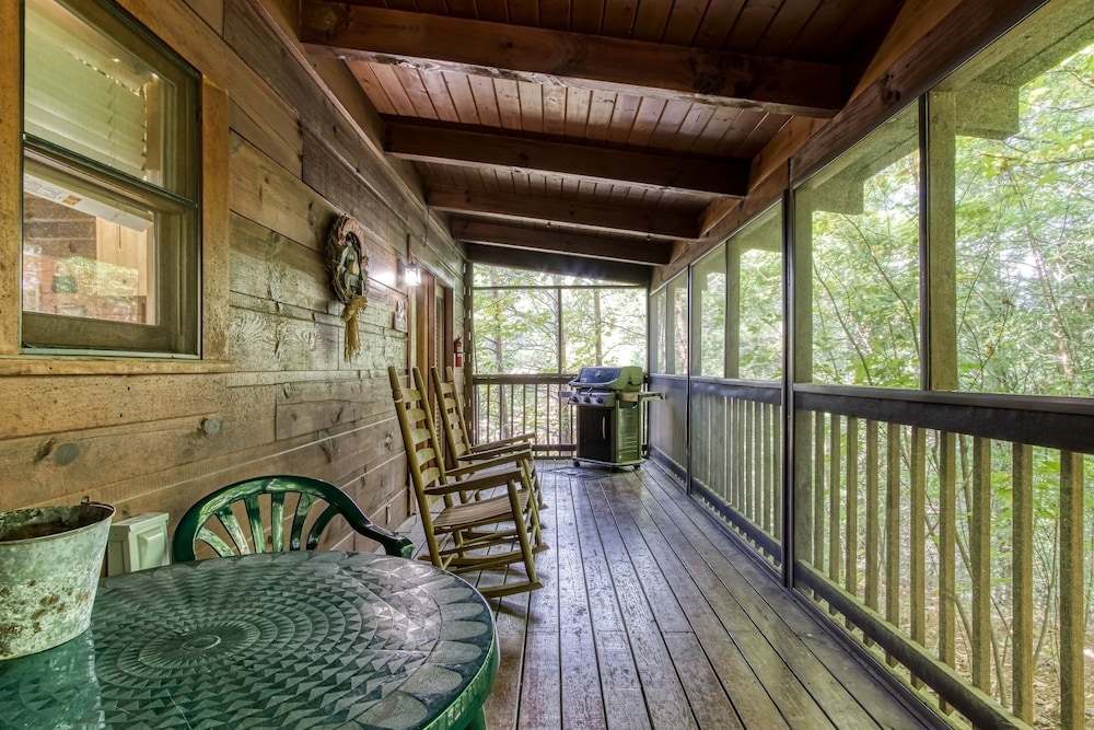 Er245 â Almost Heaven Great Location â Close To Town! 3 Bedroom Cabin by RedAwning view 3