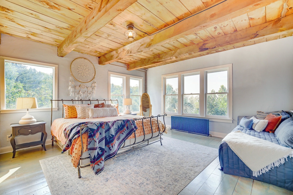 Luxe 14-acre Vermont Countryside Lodge! view 2