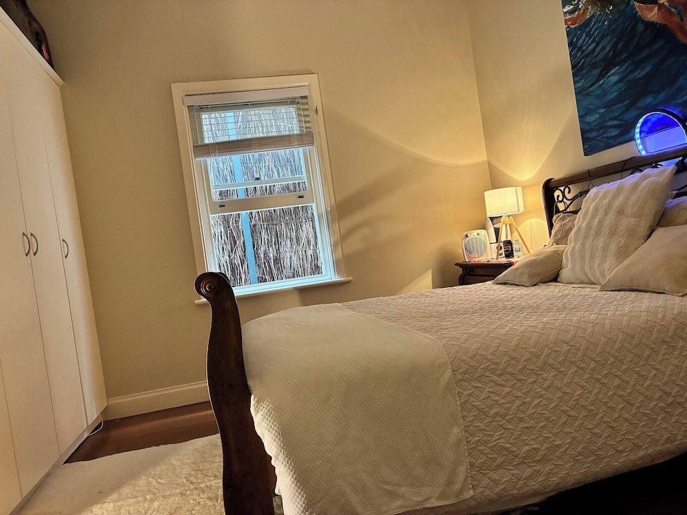 Cozy Tusmore Apartment With Private Garden City View Near Burnside Village Mall