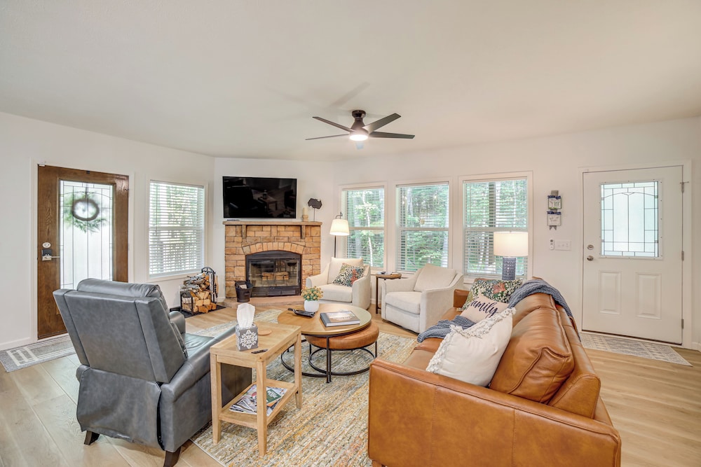 Lake Access, Pools & More: Family Home in Stanwood