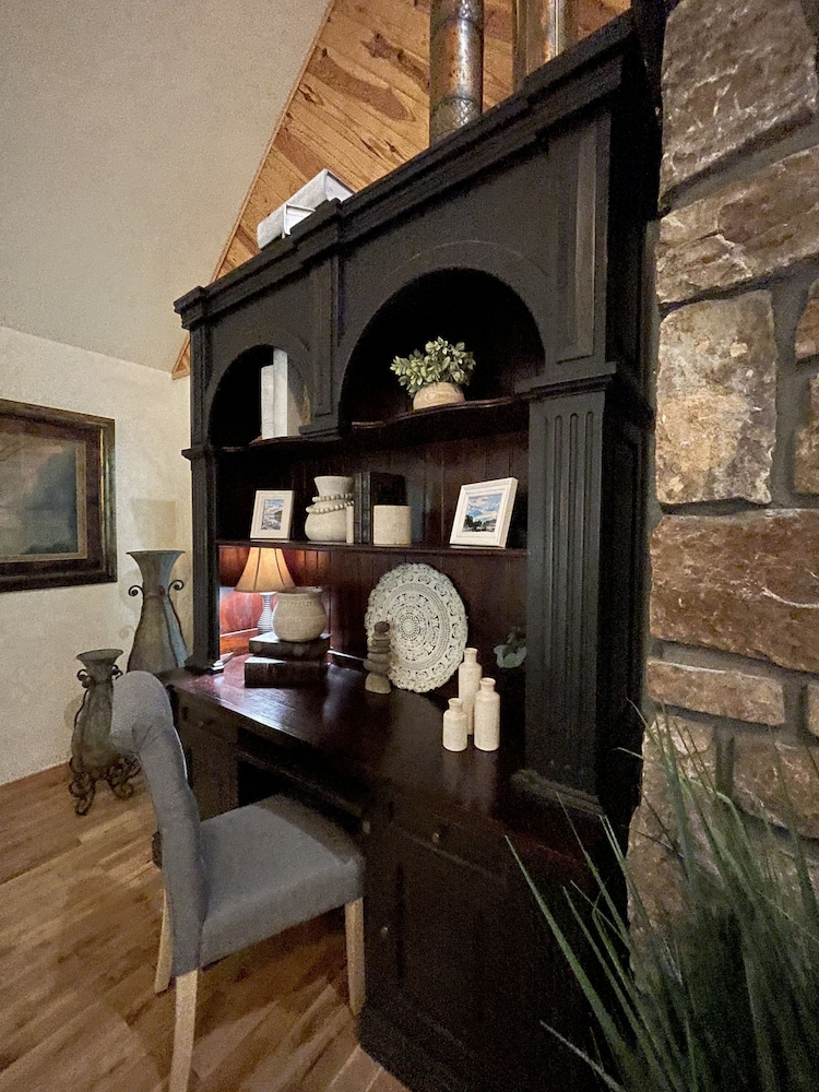 One bedroom, one bath log-sided cottage with private hot tub on Lake Ouachita. by RedAwning view 2