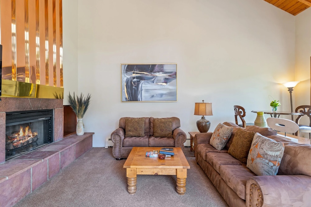 Pinnacle at Deer Valley Resort - Four Bedroom Condo with Hot Tub #1470 4 Condo