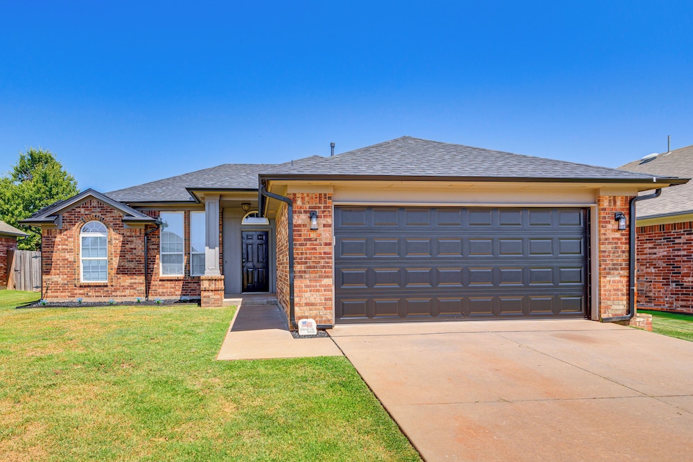 14 Mi to Dtwn Okc: Edmond Gem w/ Fenced Yard!