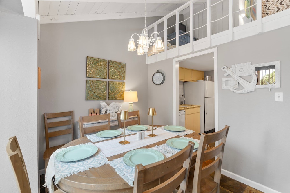 Lakeside Condo Retreat in Horseshoe Bay
