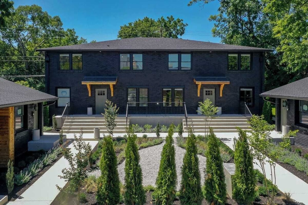 The Nomad: 4 1brs, 2 Studios 24-guest Retreat