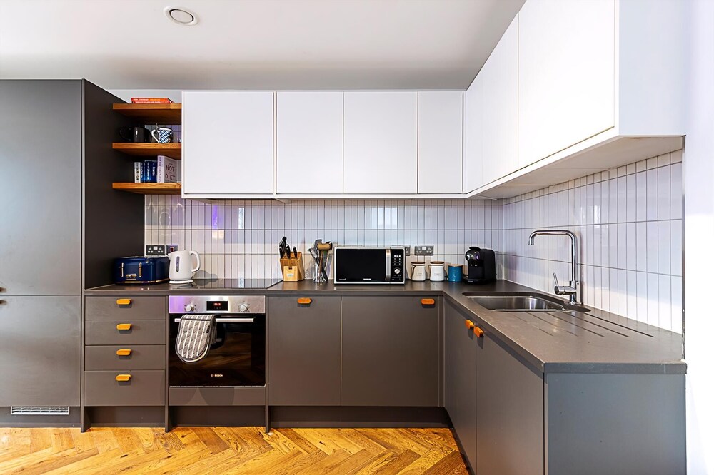 Chic Crystal Palace Flat with Balcony & Workspace