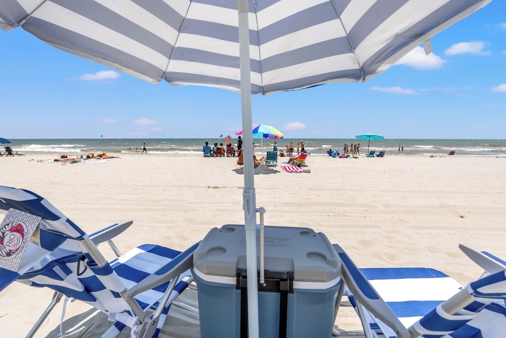 Treehouse Lounge - RR Beach Club
