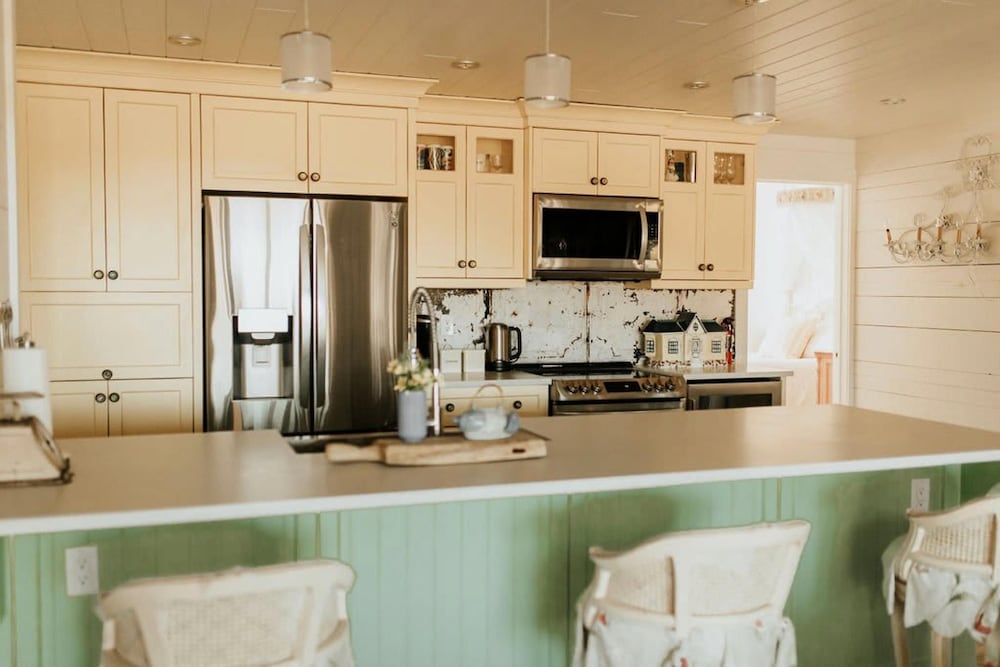 Hot Tub Waterfront Cottage - Near Sauble Beach