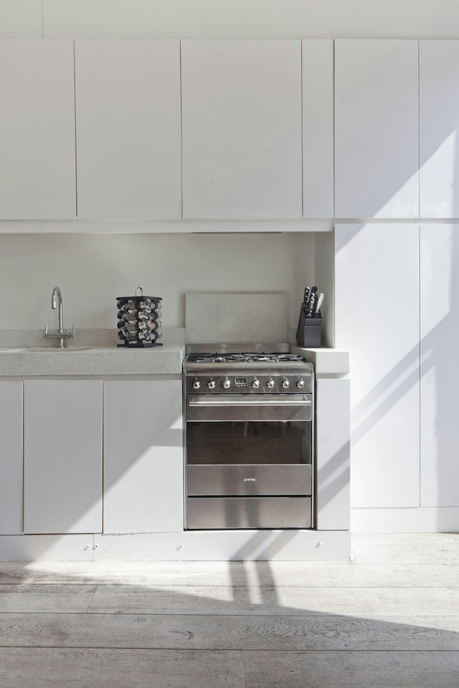 Bassett Road IV by Onefinestay