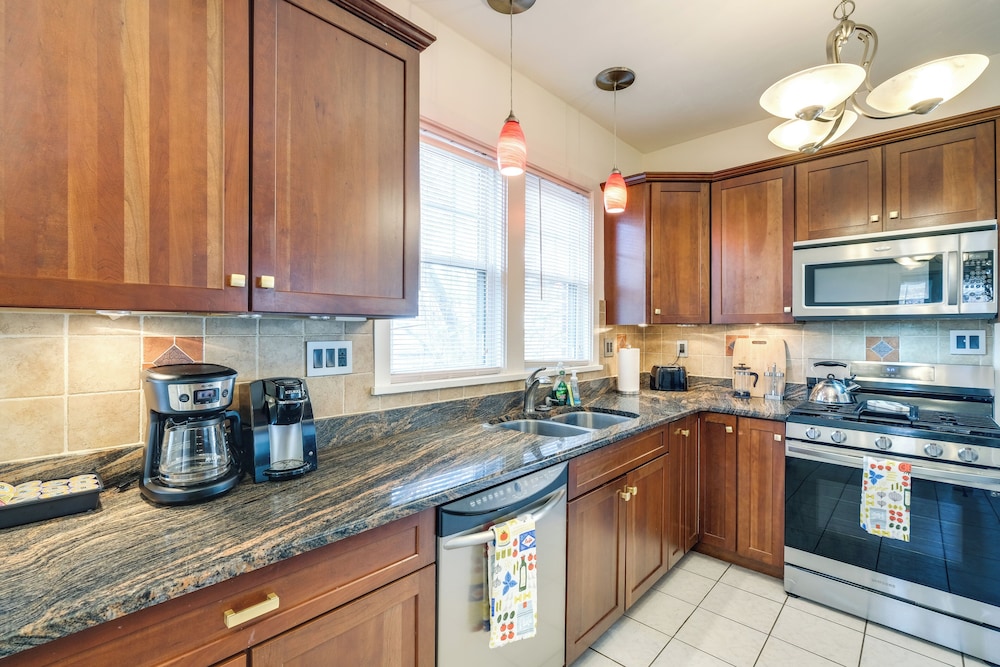Walk to The Grandin Theatre: Roanoke Unit w/ Yard!