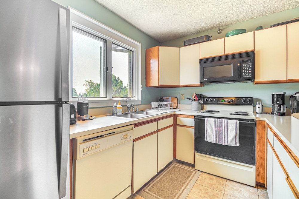 Walk to Bolton Valley Resort: Condo w/ Mtn Views!