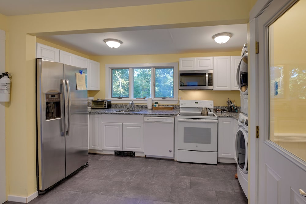 Walk to Sorrento Town Dock: Pet-friendly Apartment