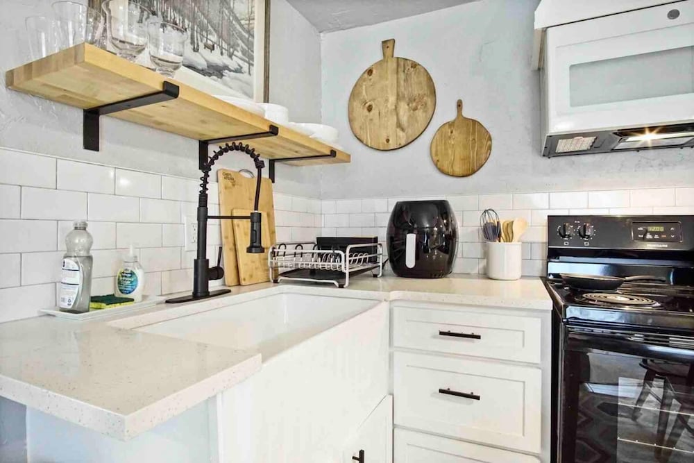 Oklahoma City Vacations - 3-story 6-bedroom 4 Bathrooms 3min-asian Dist - Property Image 12