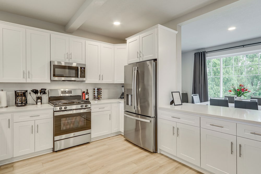 Columbia River Views: Spacious Hammond Getaway!