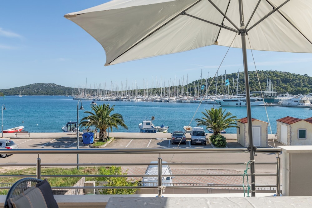 Seafront apartments Marija with terrace and mooring