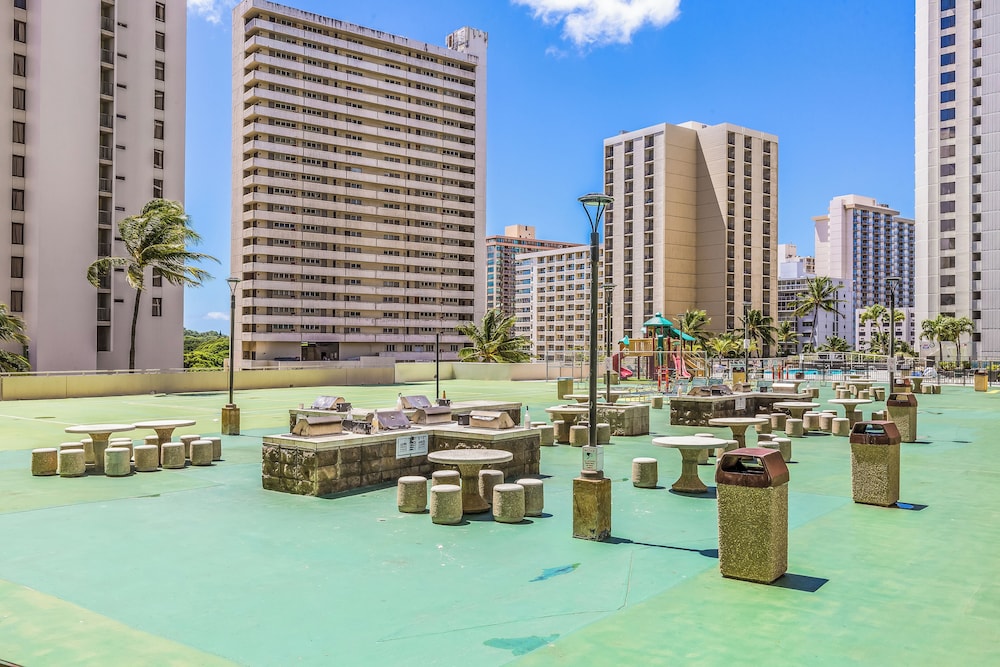 Waikiki Banyan 3409