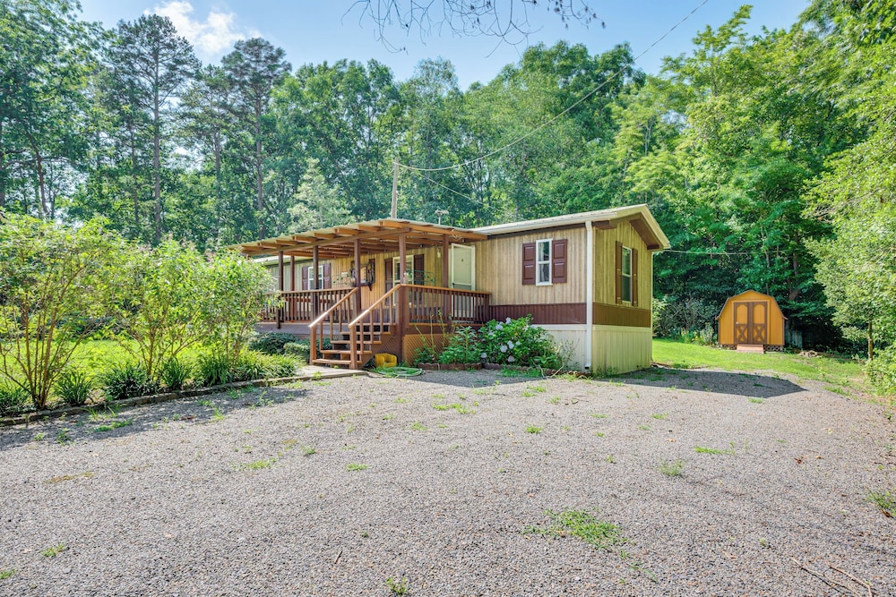 3 Mi to Badin Lake: Quiet New London Retreat