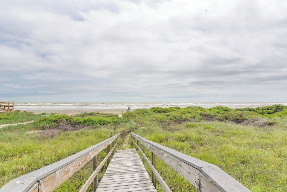 Oceanfront Home w/ Beach Access in Galveston