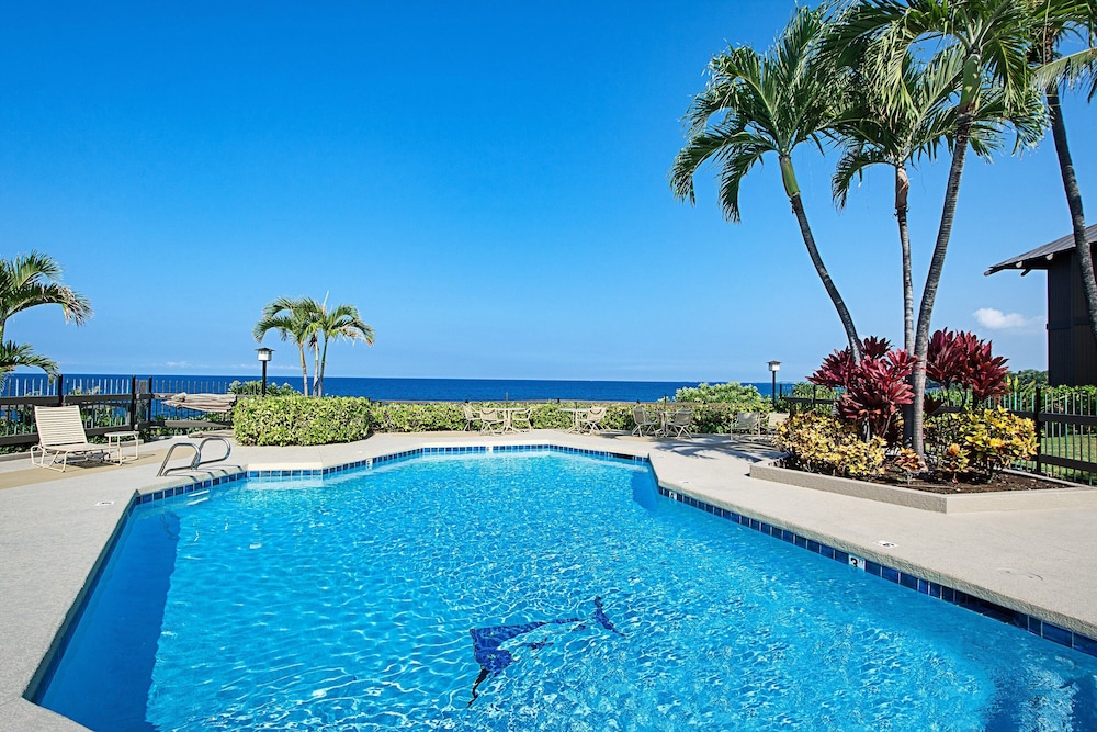 Beautiful Oceanfront - Air-conditioned - Sleeps 6 - Walk to Beach - Vrkcv