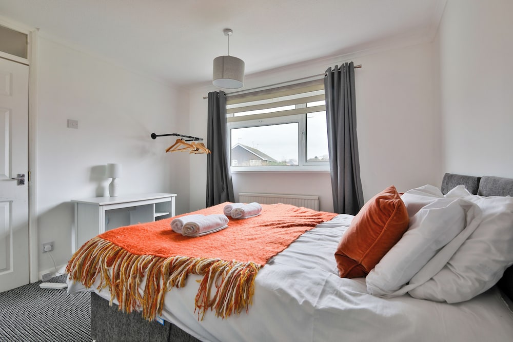3 Bed House with Private Parking