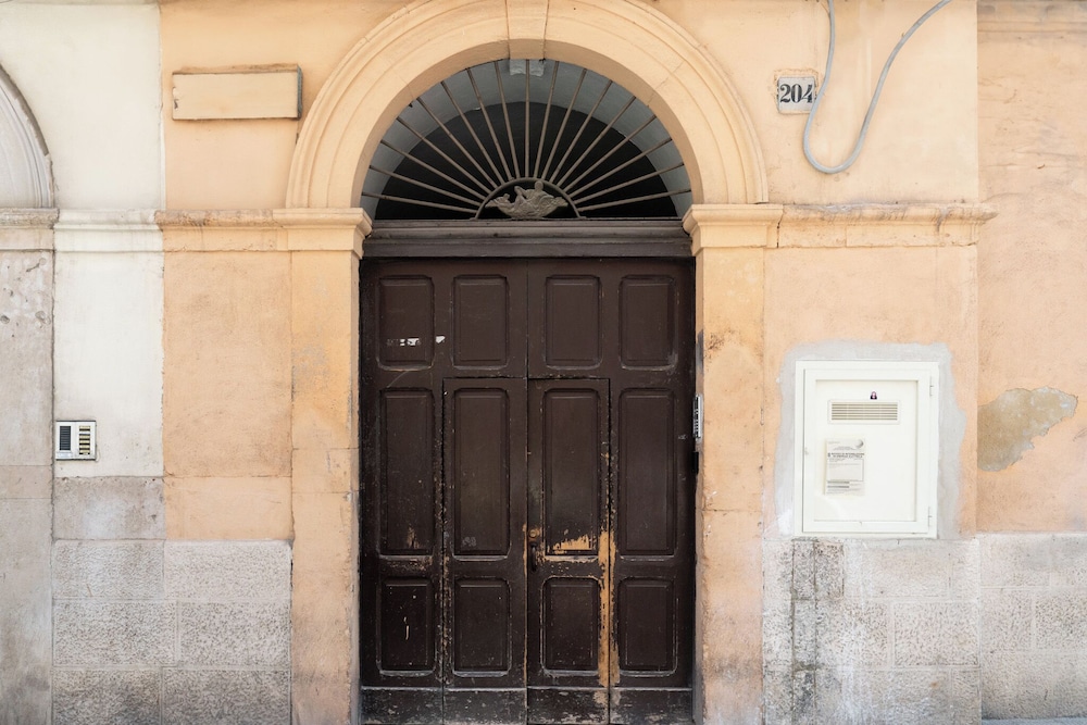 Nicolaus 204 - Brown & Grey Rooms by Wonderful Italy