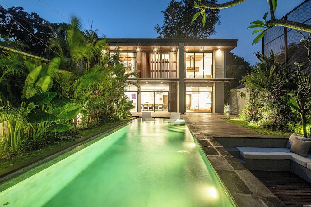 Opulent 5BR Modern Villa 400m From the Ocean